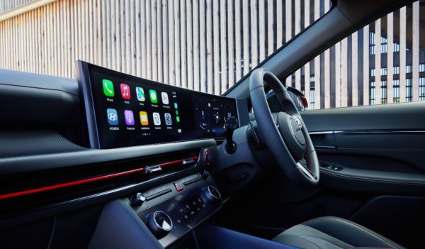 Превозните средства все повече ще се определят от техните бордови софтуерни системи. Това означава, че докато автомобилните производители разработват надстройки и корекции за тези системи, новият код може да пристигне под формата на безжични актуализации, или OTA. Автомобилите могат да свалят новите надстройки за една нощ, както смартфоните, които получават актуализация на операционната система.

Това може драстично да промени връзката между потребителите и автомобилите, смята Васим Бенсаид, вицепрезидент на отдела за разработване на софтуер в производителя на електрически автомобили Rivian.
